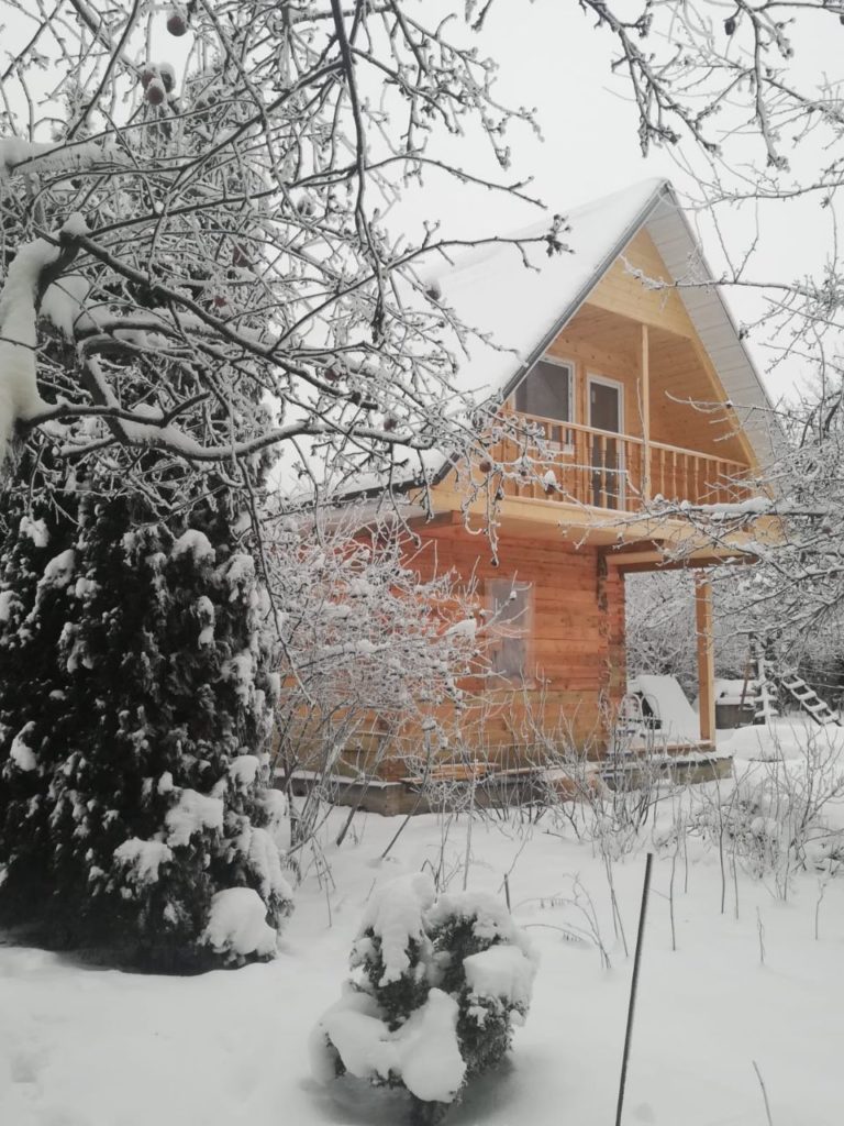 Дом из бруса 6х6, двухэтажный с балконом, зимой. ИванДом  