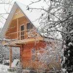 дом из бруса, двухэтажный с двускатной крышей зимой